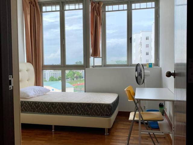 ROSEWOOD CONDO - $1100 for 1 lady (Woodlands MRT)