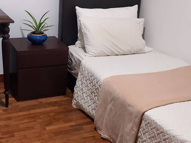 BEAUTIFUL CLEAN ROOM @ WINDERMERE CONDO.