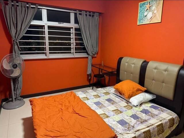 Common room at 56 teban gardens road for rent! Aircon wifi!