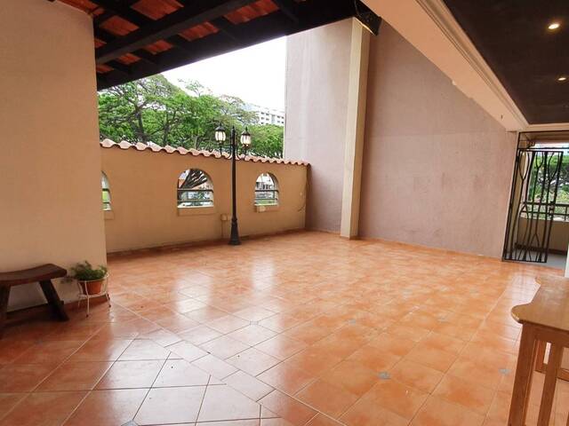 Condo room for rent - Tanah Merah MRT - Spacious / Bright / Quiet - 1 Pax Only