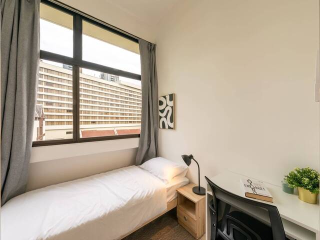 Room for rent - Piccola at Casa Mia Coliving St. Martin’s Apartment