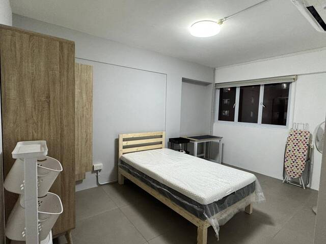 Near Serangoon MRT! Common room at 2 Lorong lew lian for rent! Aircon wifi!