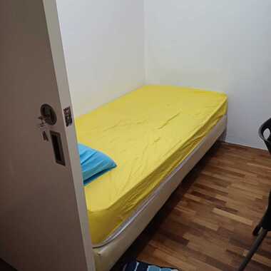 1 a small Air-con Room w/out window , for male tenants only . 3 mins walk to Braddell MRT stn