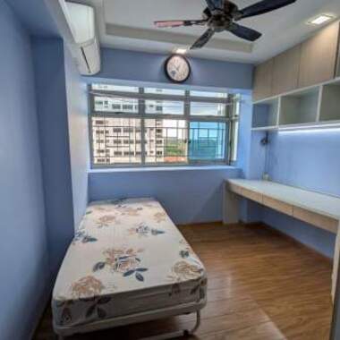 Common room at 49 strathmore avenue for rent! Aircon available!