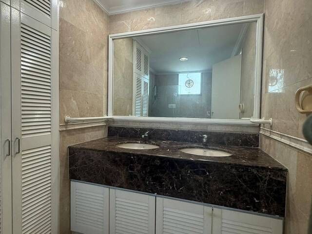 Master Room for Rent – Private Condominium (Parc Oasis) 2 minutes walk to Chinese Garden MRT