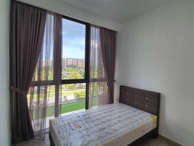 Large Spacious Condo Master Bedroom with Ensuite Bathroom for Rent Opposite Pasir Ris MRT/Pasir Ris