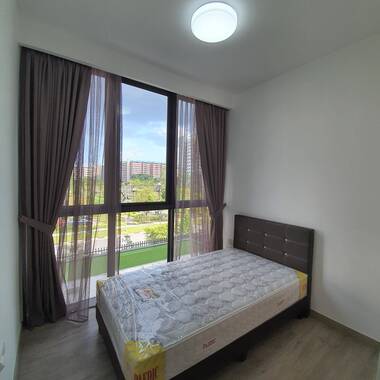 Large Spacious Condo Master Bedroom with Ensuite Bathroom for Rent Opposite Pasir Ris MRT/Pasir Ris