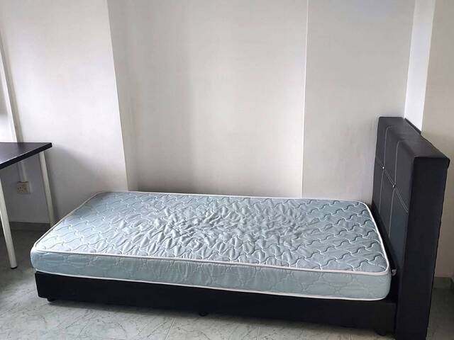 * A/C common room * Full furnished * near Redhill MRT