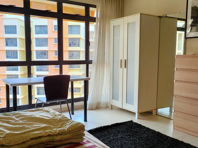 Room for rent, 5min walk to Pioneer MRT, 24hrs food stalls, minimarket & coffee shop