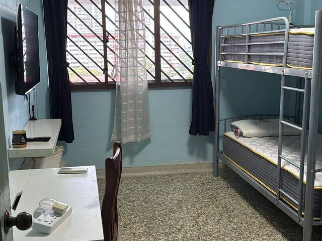 Common room at 472 Ang Mo Kio Avenue 10 for rent! Aircon wifi!