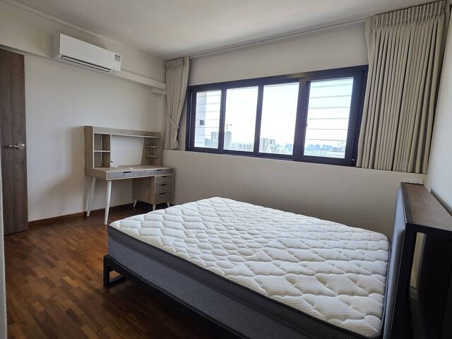 HDB Bishan - Penthouse CENTRAL LOCALE - Master Bedroom for Rent!