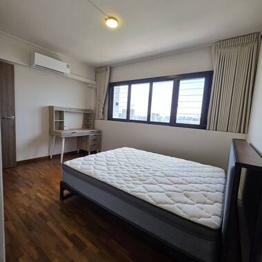HDB Bishan - Penthouse CENTRAL LOCALE - Master Bedroom for Rent!