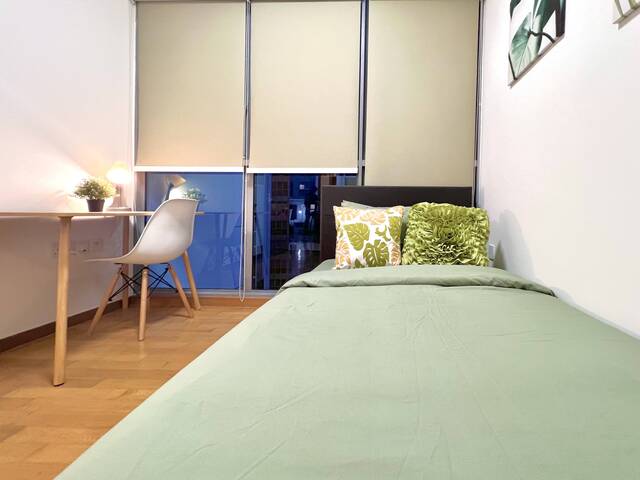 Only female environment ,3 mins walk to Bartley MRT Circle line .2 pools , gym , jacuzzi , tennis.