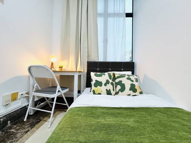 Only female environment ,3 mins walk to KING ALBERT MRT BLUE DOWN TOWN near SIM and NUS