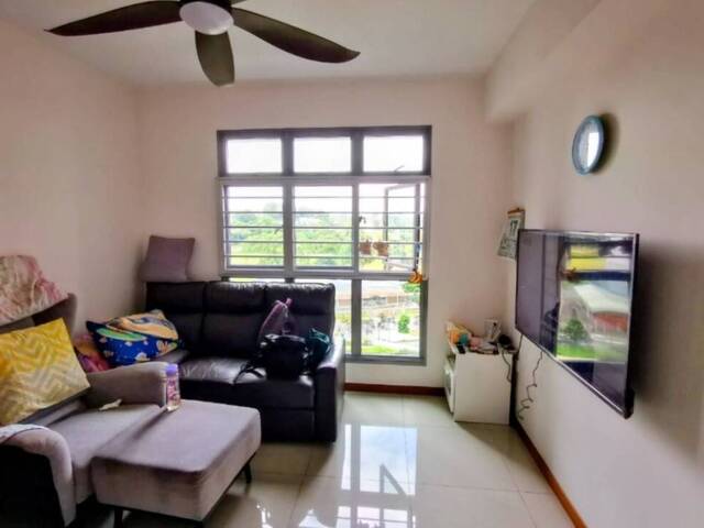 (Master bedroom)/ (Female tenant)/ include electricity, Internet, Aircon/Can cook/ mrt