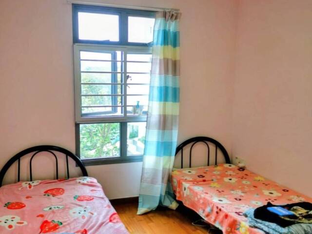 (Master bedroom)/ (Female tenant)/ include electricity, Internet, Aircon/Can cook/ mrt