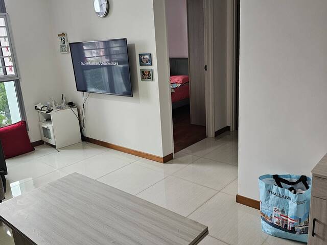 ***Looking for 1 female tenant/ Master bedroom / include electricity, Internet, Aircon/Can cook/ mrt