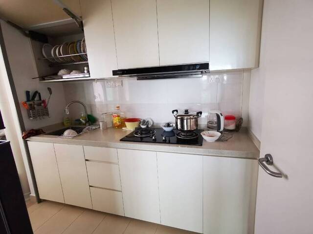 ***Looking for 1 female tenant/ Master bedroom / include electricity, Internet, Aircon/Can cook/ mrt