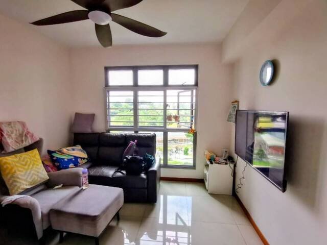 ***Looking for 1 female tenant/ Master bedroom / include electricity, Internet, Aircon/Can cook/ mrt