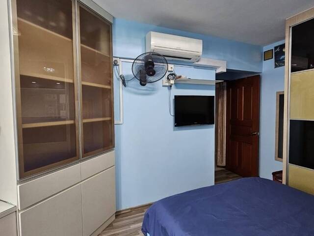 Near Simei Mrt & Shopping Mall, Good size Common room, 2mins ro mini market, bus stop at Melville Pk