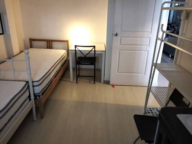 Common room at 2 Jalan Batu for rent! Aircon wifi!