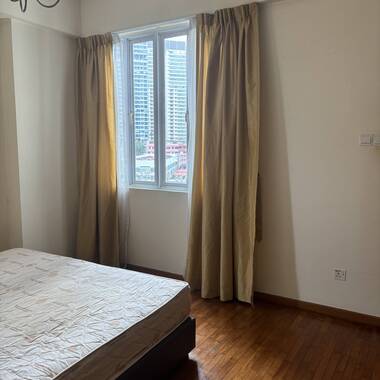 Spacious Master Bedroom in Central Location