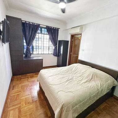 Private bedroom with attached bath in central Singapore!