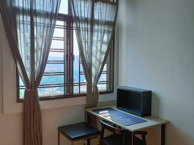 Private Condo Parc Oasis - Room Rental 2-4 mins walk to chinese garden MRT