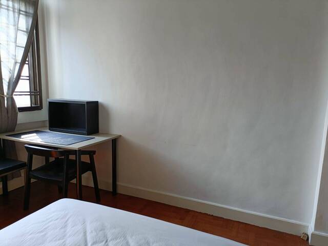 Private Condo Parc Oasis - Room Rental 2-4 mins walk to chinese garden MRT