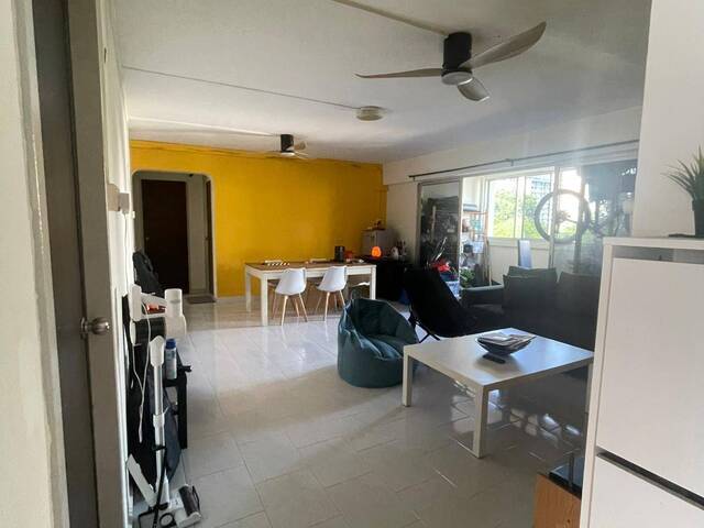 Cozy room with direct bus to town in Bukit Panjang