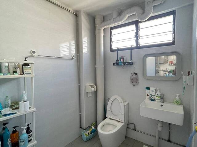 Cozy room with direct bus to town in Bukit Panjang