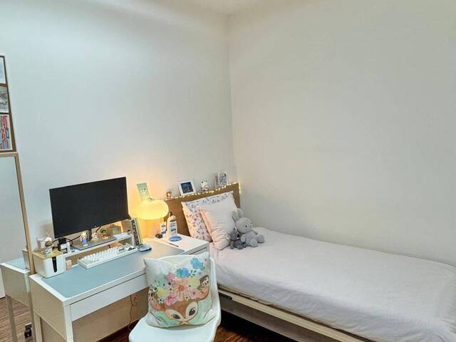 Private Single Room at Waterfront Gold (Female Only Environment)