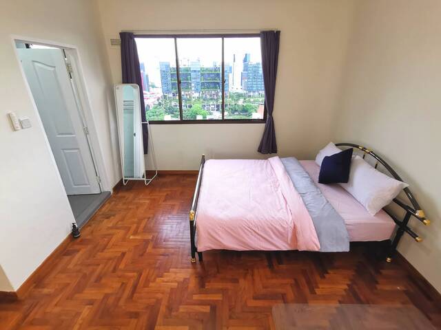 Master Bedroom at Clarke Quay, Only 10-min walk to Raffles Place