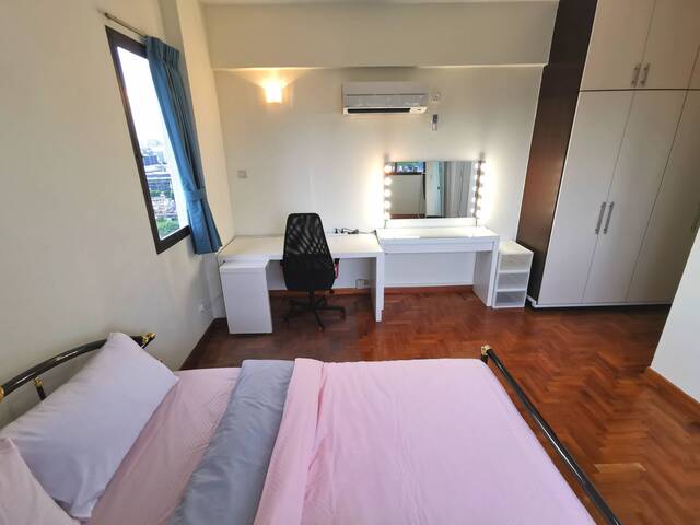 Master Bedroom at Clarke Quay, Only 10-min walk to Raffles Place