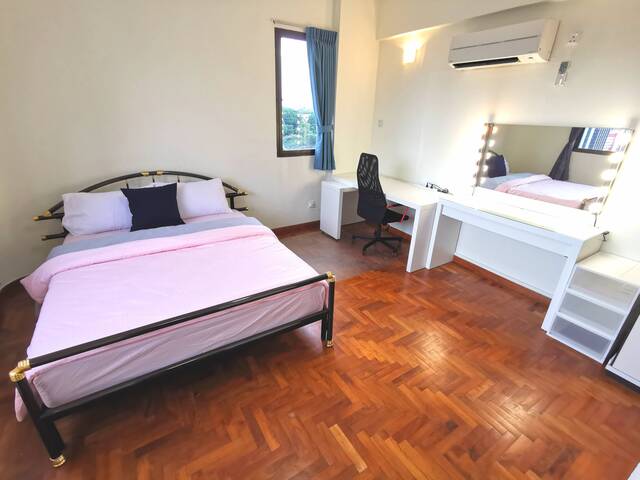 Master Bedroom at Clarke Quay, Only 10-min walk to Raffles Place