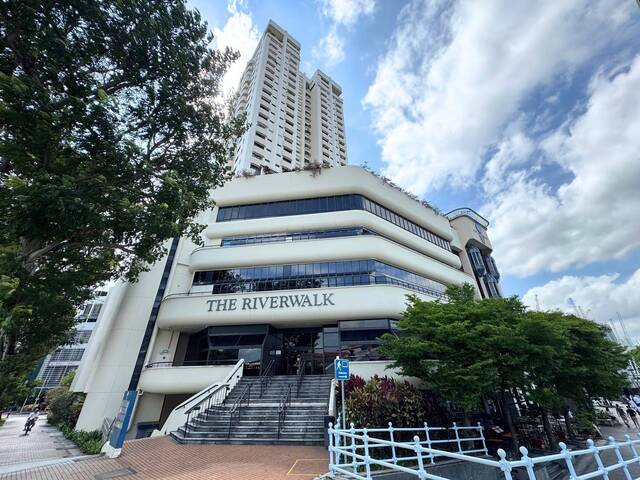 Master Bedroom at Clarke Quay, Only 10-min walk to Raffles Place