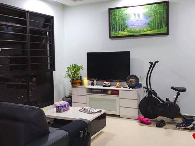 Blk 457 Clementi - $1000 for 1 guy (Aircon + WiFi) - walk to MRT