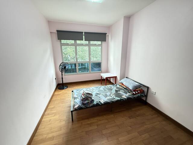 Room for Rent near Woodlands MRT. Wifi & Aircon included.
