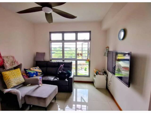 Looking for 1 female tenant/ Master bedroom / include electricity, Internet, Aircon/Can cook/ mrt