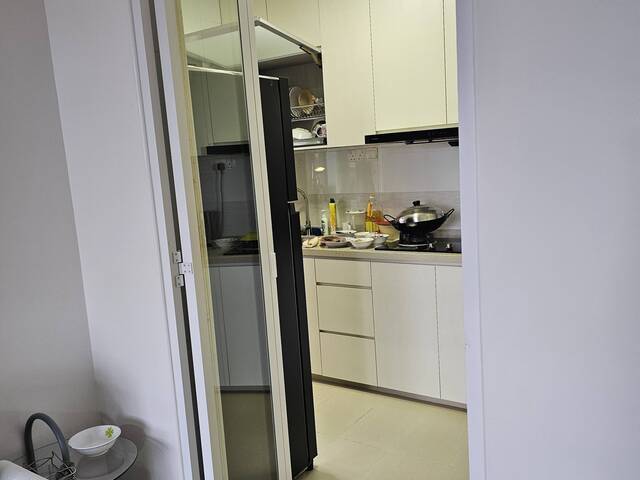 Looking for 1 female tenant/ Master bedroom / include electricity, Internet, Aircon/Can cook/ mrt