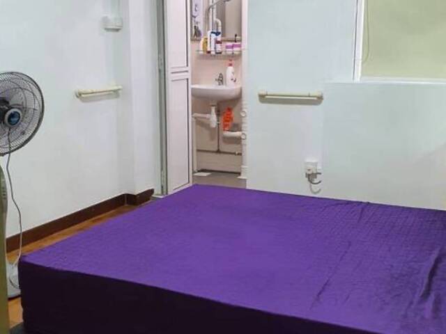 Master room at 409 Pandan gardens for rent! Aircon wifi!