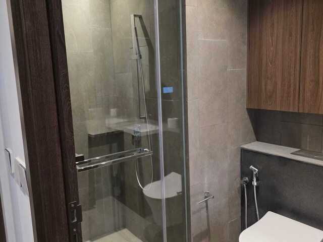 Bugis MRT , Condo Queen Room for Rent. Expats Living.