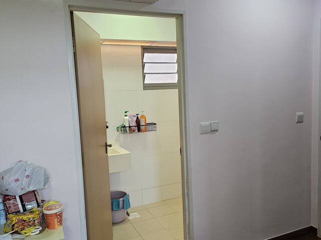 Looking for 1 female tenant/ Master bedroom / include electricity, Internet, Aircon/Can cook/ mrt