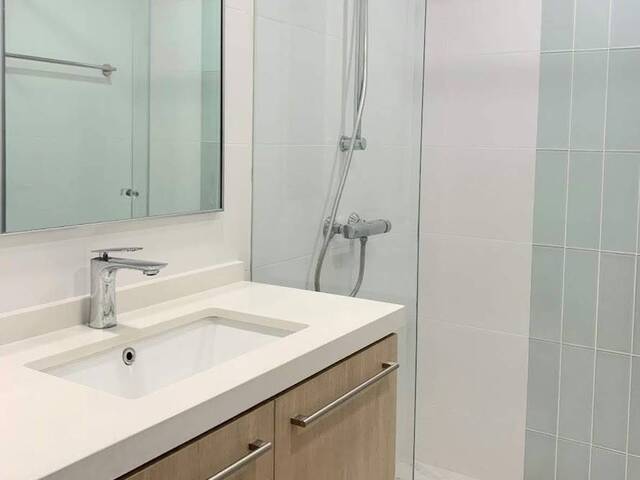 Big Furnish Queen Room with Own Toilet @ CBD , Downtown / Raffles place MRT