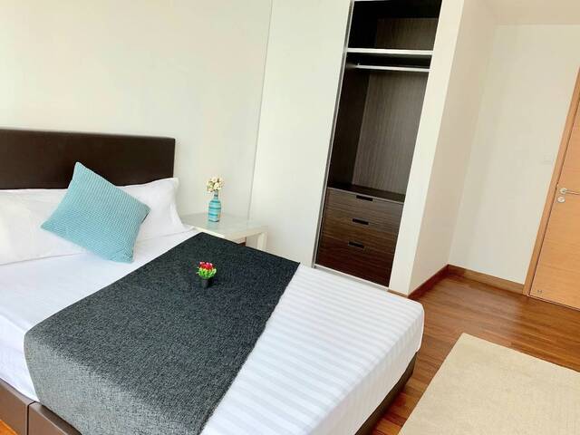 Big Furnish Queen Room with Own Toilet @ CBD , Downtown / Raffles place MRT