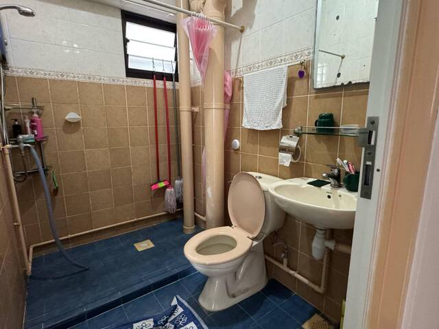 Blk 457 Clementi - $1000 for 1 guy (Aircon + WiFi) - walk to MRT - VERY HIGH FLOOR