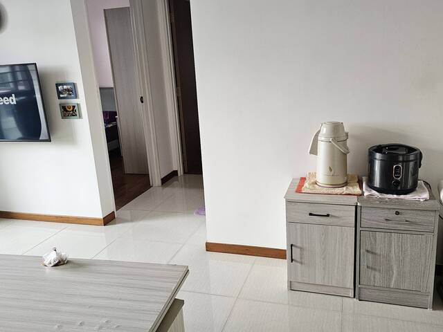 Looking for 1 female tenant/ Master bedroom / include electricity, Internet, Aircon/Quiet/mrt