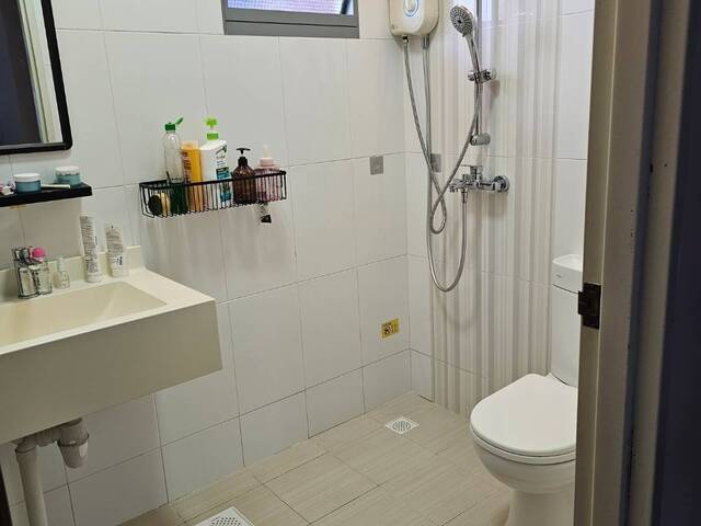 Looking for 1 female tenant/ Master bedroom / include electricity, Internet, Aircon/Quiet/mrt