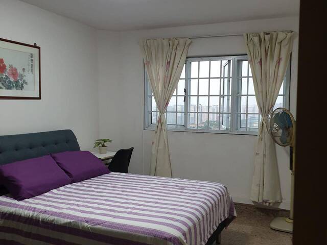 Blk 230 Jurong East - $1000 /1 guy (aircon wifi) - walk to MRT , very high floor