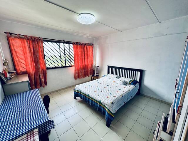 10 mins to Simei MRT, common rm for rent at Bk 136, suit 1 or 2 pax, no agent fee